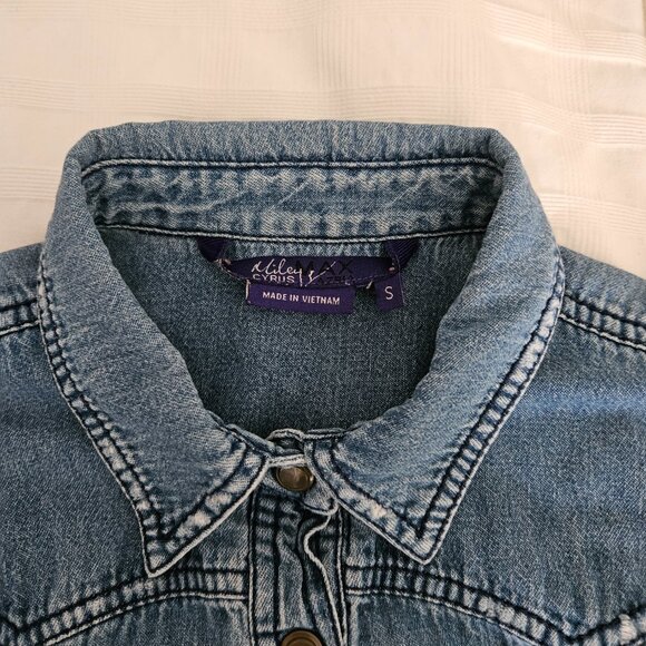 Miley Cyrus Distressed Blue Denim Button Up Long Sleeved Snap Shirt Size SMALL - Picture 3 of 4